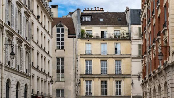 パリ、マレーの典型的な建物、フランスの首都の中心部 - 写真・画像