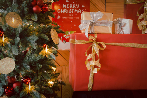 Різдвяна ялинка зі світлом і загорнуті різдвяні подарунки в кімнаті
 - Фото, зображення
