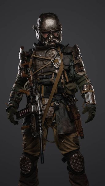 Ritratto di sopravvissuto militare in post apocalisse vestito in costume corazzato. - Foto, immagini