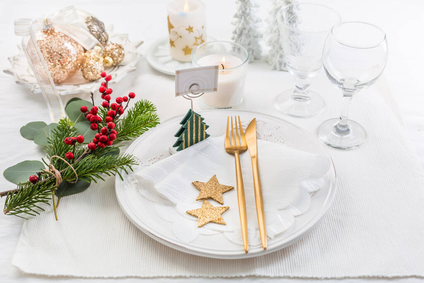 Χριστουγεννιάτικο τραπέζι με μαχαιροπήρουνα σε λευκό τόνο - Φωτογραφία, εικόνα