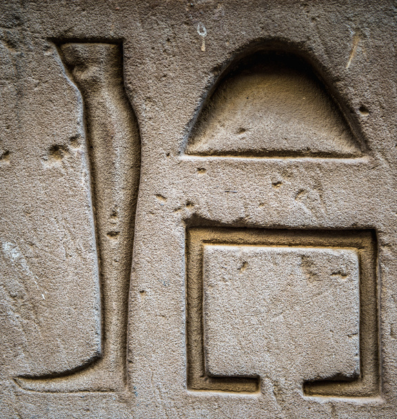 Egyptian hieroglyphs on the wall in a temple - Foto, immagini