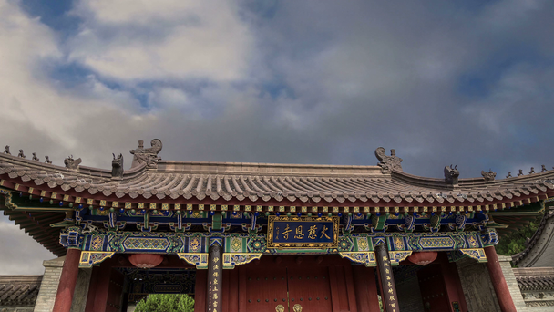 süslemeleri bölge dev Vahşi kaz Pagodası üzerinde çatı, bir Budist pagoda bulunan Güney xian (sian, xi'an), shaanxi Eyaleti, Çin olduğunu - Video, Çekim