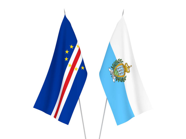 Nationalfahnen von San Marino und der Republik Kap Verde isoliert auf weißem Hintergrund. 3D-Darstellung. - Foto, Bild
