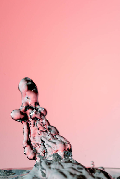 Gota de agua con ondulaciones en la superficie del agua - Foto, Imagen