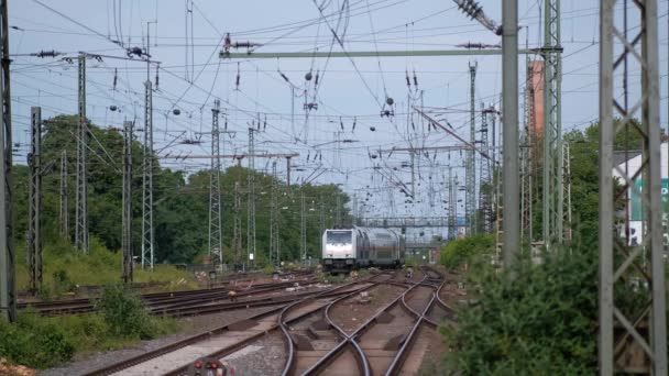Ein einfahrender Personenzug mit Doppelstockwagen zu einem Bahnhof in Deutschland. - Filmmaterial, Video