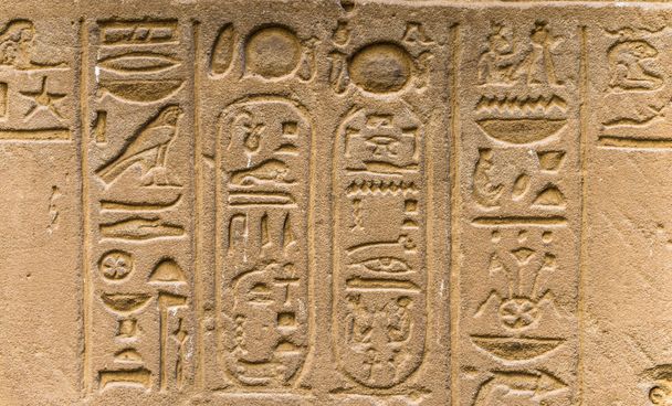 Egyptian hieroglyphs on the wall in the Sobek temple in Kom Ombo, Egypt - Foto, Imagem