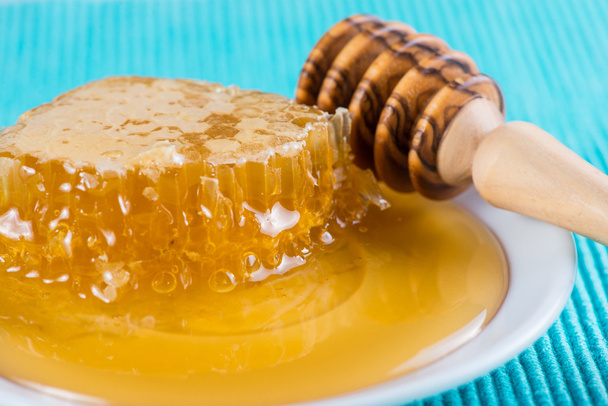 Μέλι comp με φρέσκο μέλι και ξύλινη κουτάλα - Φωτογραφία, εικόνα