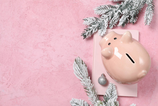 Konzept der Weihnachtsfinanzierung mit Sparschwein, Platz für Text - Foto, Bild