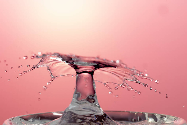 Σταγόνα νερού με κυματισμούς στην επιφάνεια του νερού - Φωτογραφία, εικόνα