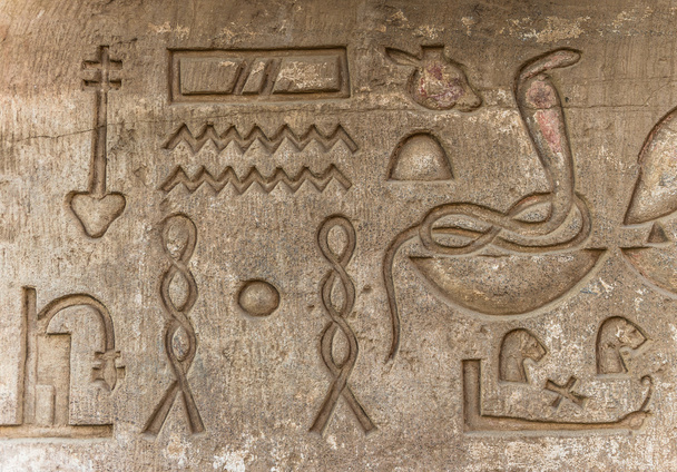Egyptian hieroglyphs on the wall in the Sobek temple in Kom Ombo, Egypt - Foto, imagen