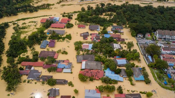 DENGKIL, MALAYSIA - NOV 17, 2022: Een echt uitzicht op het district Dengkil door overstromingen die schade toebrengen aan de infrastructuur en het woongebied. Selectieve focus, bevat stof en graan - Foto, afbeelding