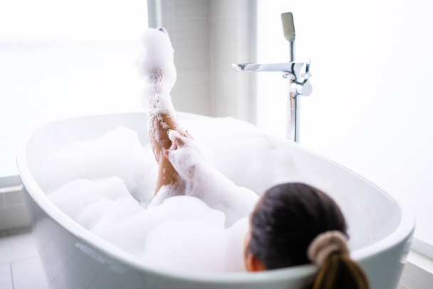 Beautiful Woman Body Spa Care In White Bathroom - Foto, immagini