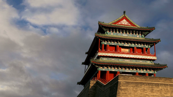zhengyangmen ворота (qianmen). ці знамениті ворота знаходиться на південь від tiananmen площа в Пекіні, Китай - Кадри, відео