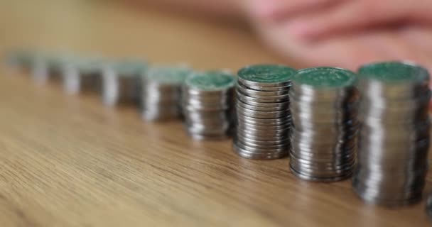 Detailní záběr na hromadu mincí ve vzestupném pořadí prasátka na stole. Ziskové finanční investice do vkladů a hotovostních úspor - Záběry, video