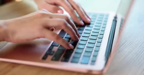 Kobiece ręce szybko wpisz na klawiaturze laptopa dotykając touchpad. Kobieta pracująca jako freelancer w domu pisząca komentarze na temat terminu w sieciach społecznościowych i zarządzania czasem w pracy zdalnej - Materiał filmowy, wideo