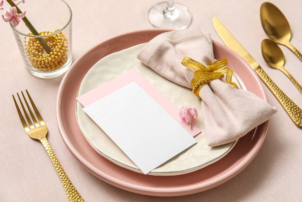 Apparecchiatura elegante del tavolo con carta bianca su sfondo rosa, primo piano - Foto, immagini