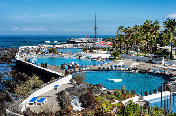 Puerto de la Cruz de Tenerife con le piscine pubbliche in riva al mare in un pomeriggio di sole a Tenerife, Isole Canarie. Spagna - Foto, immagini