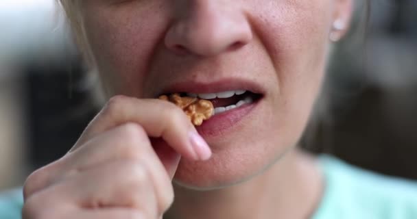 Szekrény gyönyörű fogak női száj eszik dió. Diógyógyászati tulajdonságok - Felvétel, videó