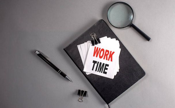 WORK TIME Text on sticky on black noote,ビジネスコンセプト - 写真・画像