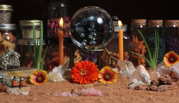 Bola de Cristal com Velas e Pedras de Chakra no Altar de Meditação de Areia Vermelha Australiana - Foto, Imagem