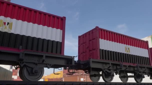 Konténerek Egyiptom zászlajával. Vasúti szállítás. - Felvétel, videó