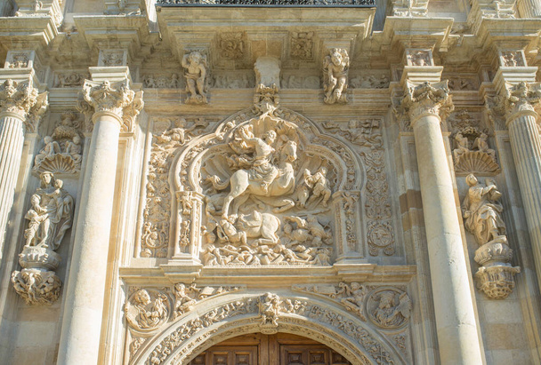 Die Skulptur des Heiligen Jakobus des Maurers. Kloster von San Marcos, León, Spanien. Gebäude aus dem 12. Jahrhundert beherbergt heute ein luxuriöses Parador-Hotel  - Foto, Bild