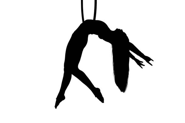 空中ダンサーシルエット。女や女がフープで演奏する。空中に浮いた輪の上に座っている女性の台形アーティスト - 写真・画像