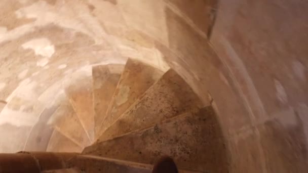 Budapest, Ungarn Ein Mann steigt eine schmale, steinerne Kirchturmtreppe hinauf. - Filmmaterial, Video