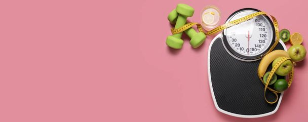 Различные здоровую пищу, измерительную ленту, весы и гантели на розовом фоне с местом для текста. Концепция питания - Фото, изображение