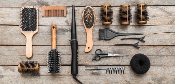 Zestaw narzędzi fryzjerskich na drewnianym tle, widok z góry - Zdjęcie, obraz