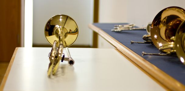 Gouden trombone achter de schermen. Muziekinstrument. Trombone. Wind instrument. vóór de voorstelling - Foto, afbeelding