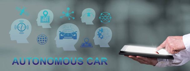 Férfi használ egy tabletta autonóm autó koncepció - Fotó, kép