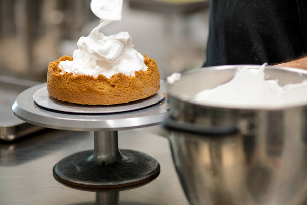 catering chef-kok bereidt key limoentaart in professionele keuken - Foto, afbeelding