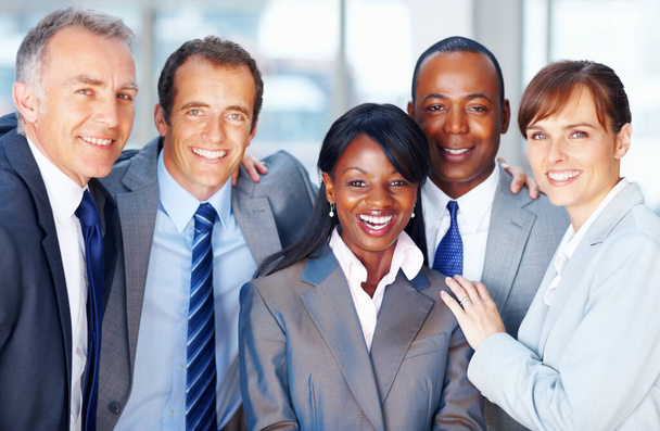 Разнообразная бизнес-группа улыбается вместе. Портрет крупным планом разнообразной деловой группы, улыбающейся вместе - Фото, изображение