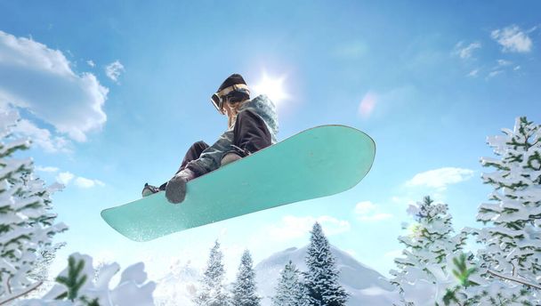 Rapariga snowboarder em acção. Esportes de inverno extremos. - Foto, Imagem