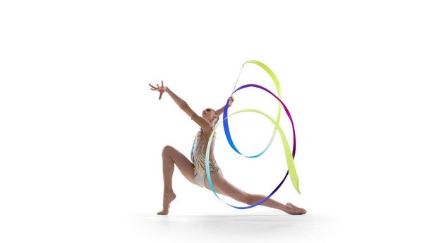 Ритмічна гімнастка ізольована на білому
 - Фото, зображення