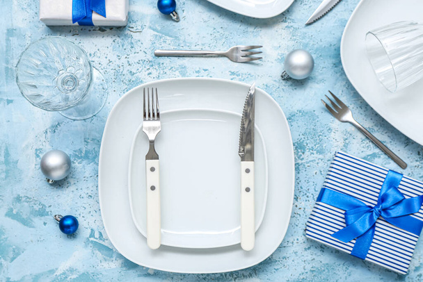 Όμορφη ρύθμιση τραπέζι με μπάλες Χριστούγεννα και δώρα για grunge φόντο - Φωτογραφία, εικόνα