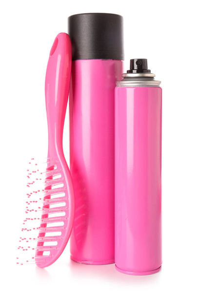 Garrafas rosa de spray de cabelo com escova no fundo branco - Foto, Imagem