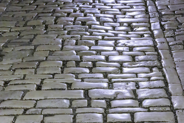 Vieille chaussée bosselée polie de grandes pierres dans la vieille ville de Rovinj - Photo, image