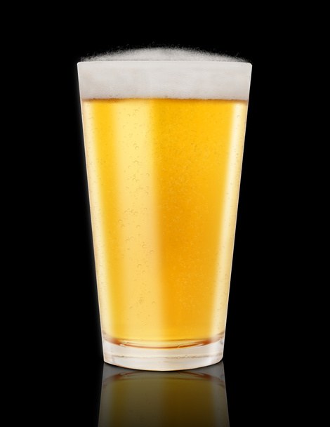 Copo de cerveja dourada em preto
 - Foto, Imagem