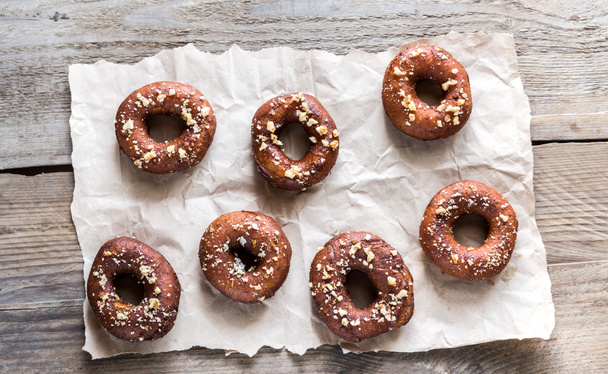 Donuts rociados con nueces trituradas
 - Foto, Imagen