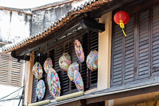 Chinese attributen in het huis decoratie: lantaarn en parasols, Penang, Maleisië - Foto, afbeelding