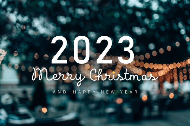 Szczęśliwego Nowego Roku 2023 Piękna kartka świąteczna z gratulacjami tekstowymi Szczęśliwego Nowego Roku 2023 na niebieskim tle świątecznym. Streszczenie noworocznego banera internetowego. Wysokiej jakości zdjęcie - Zdjęcie, obraz