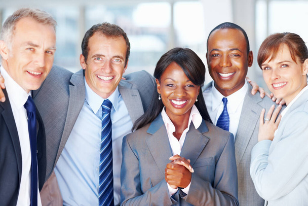 Erfolgreiches multiethnisches Business-Team lächelnd. Nahaufnahme Porträt eines erfolgreichen multiethnischen Geschäftsteams, das lächelt - Foto, Bild
