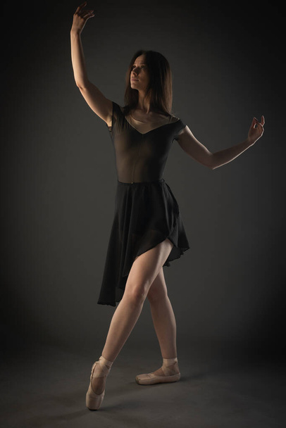 Elegancka balerina w szpiczastych butach ma świetną postawę baletową - Zdjęcie, obraz