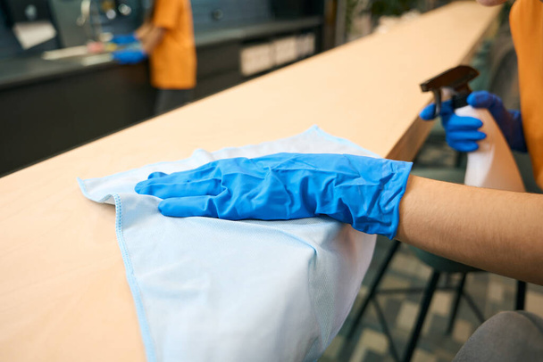 清掃会社の従業員は、均一できれいな表面を消毒し、特別なガジェットを使用しています - 写真・画像