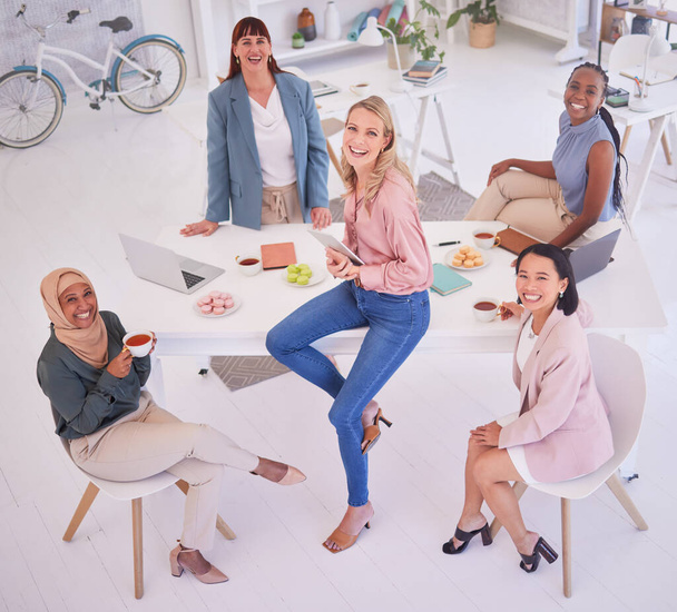 女性、オフィスの多様性とデジタル広告、デザイン、マーケティング会社での従業員のチームワークのための創造的なスタートアップコラボレーション。ビジネスミーティング企画、女性デザイナー、ウェブデザインチーム. - 写真・画像