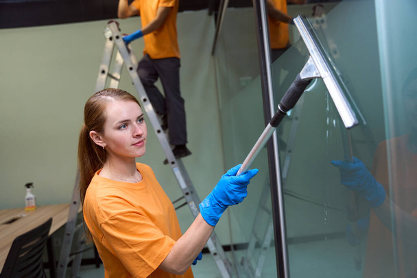 Professionelle Reinigung Mitarbeiter mit richtigen Werkzeugen und Chemikalien für die Reinigung von Fenstern - Foto, Bild