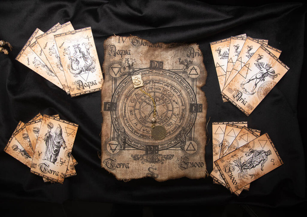 Ancien fond ésotérique de sorcellerie. Occultes et paganisme vieux symbole, avec runes mystérieuses et alphabet. - Photo, image