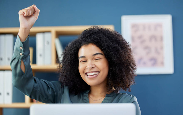Viering, succes en zwarte vrouw die ondersteuning geven aan online handel, fintech en blij over promotie op een laptop. Doelstelling, motivatie en werknemer met glimlach voor pc e-mail, prestatie en bonus. - Foto, afbeelding